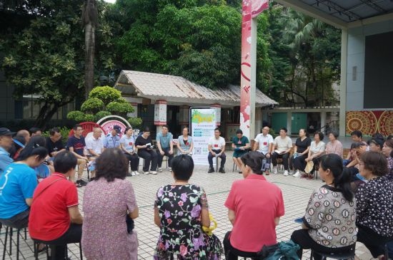  南寧市青秀區(qū)新竹社區(qū)召開(kāi)“竹聲傾談”民情懇談會(huì)。（李抒蓉 攝）