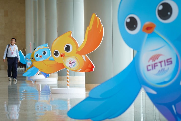 2024年9月11日在國家會議中心拍攝的服貿(mào)會吉祥物“福燕”形象。新華社記者 陳鐘昊 攝