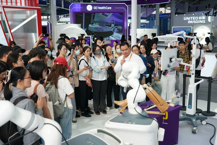 2024年9月11日，記者在服貿(mào)會首鋼園區(qū)健康衛(wèi)生服務(wù)館采訪。新華社記者 張晨霖 攝