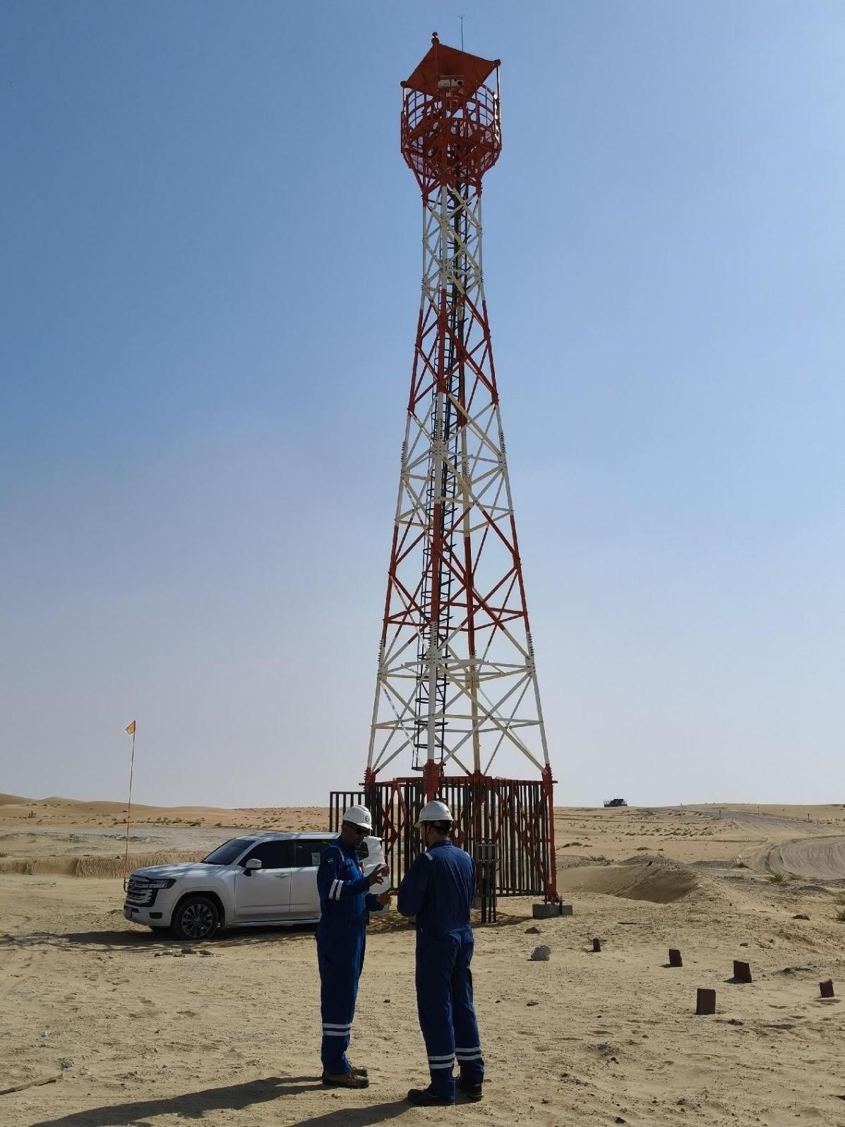 工作人員在調試紅外線氣體監(jiān)測及智能預警系統(tǒng)。振華石油供圖