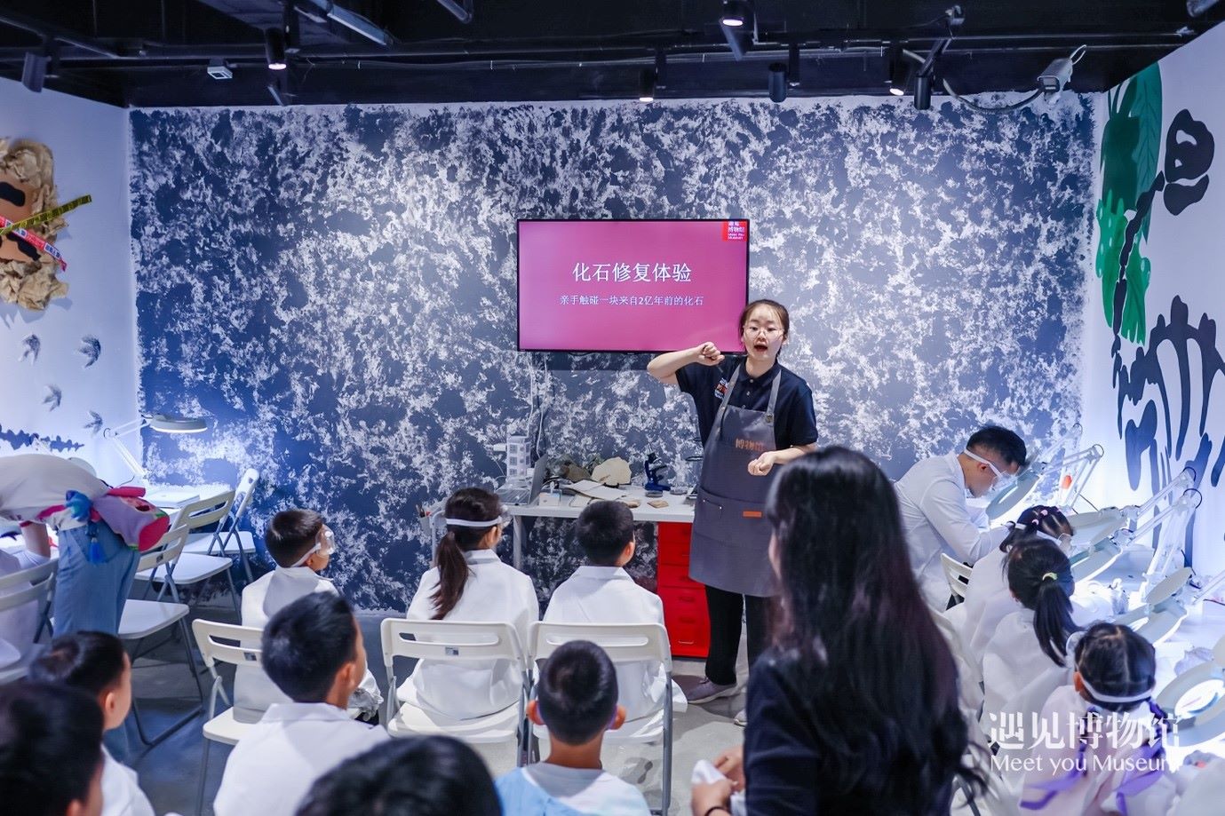 3. 小朋友們在“2億年的地球記憶——恐龍化石特展”體驗當“小小科學(xué)家”。遇見博物館供圖
