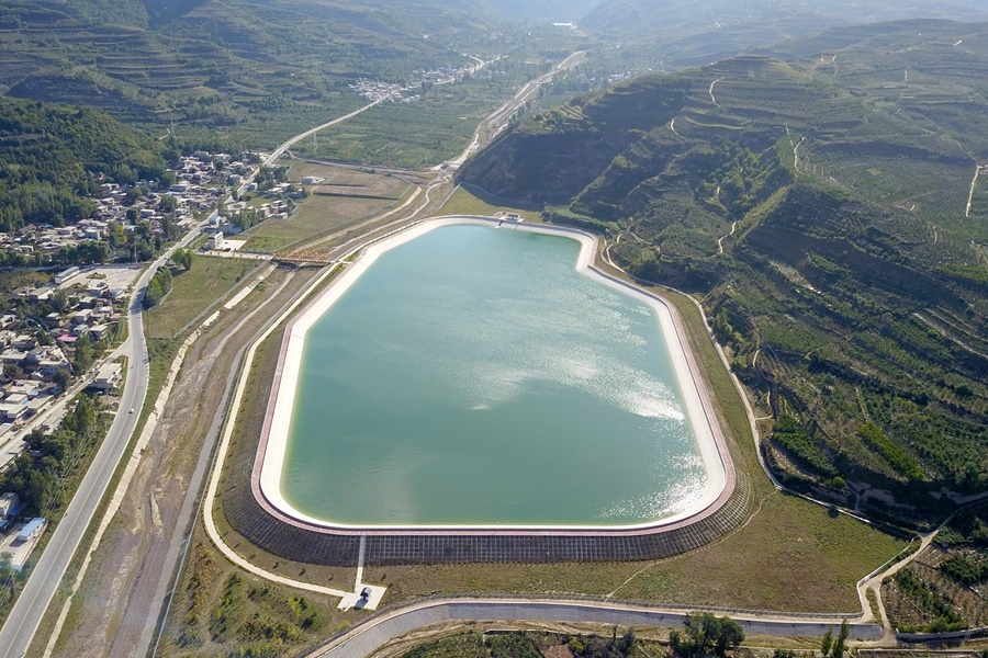 這是在天水市拍攝的已投用的天水城區(qū)引洮供水工程楊家灣調(diào)蓄水池（無人機(jī)照片）。新華社記者 范培珅 攝