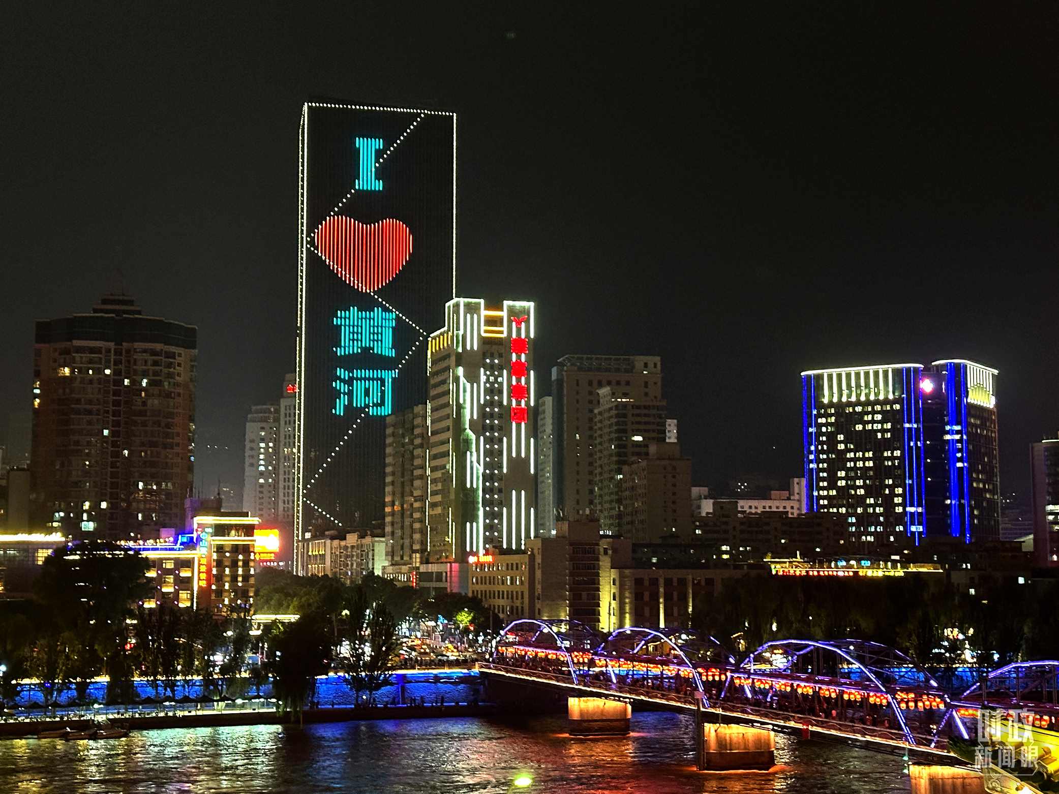 △黃河蘭州中山橋段夜景。（總臺(tái)央視記者趙化拍攝）