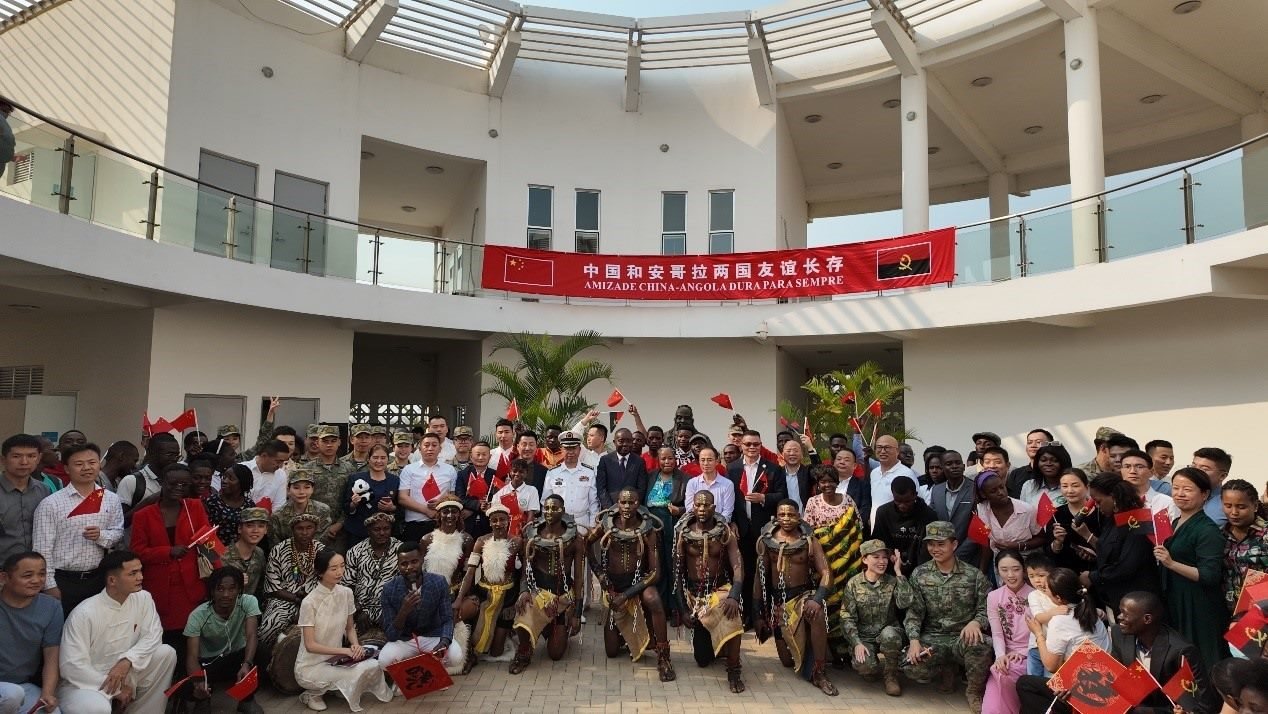 文化聯(lián)誼活動合影。內(nèi)圖大學(xué)孔子學(xué)院供圖