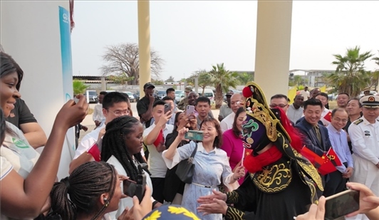 川劇變臉《蜀風(fēng)妙韻》。內(nèi)圖大學(xué)孔子學(xué)院供圖