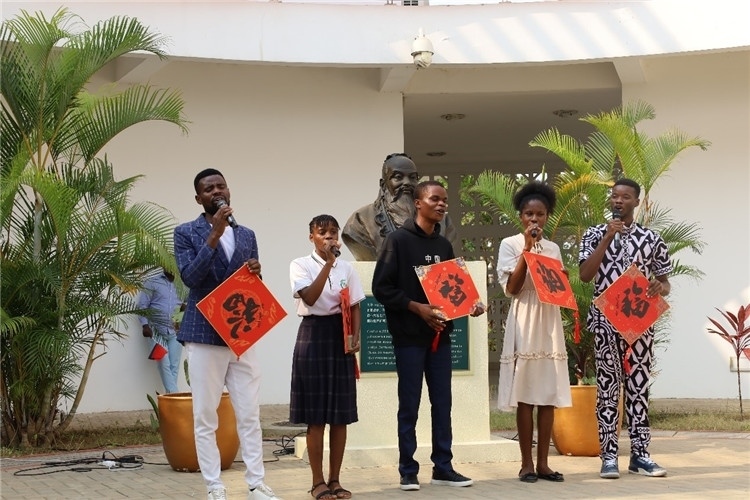 孔院學(xué)生演唱歌曲《故鄉(xiāng)的云》。內(nèi)圖大學(xué)孔子學(xué)院供圖