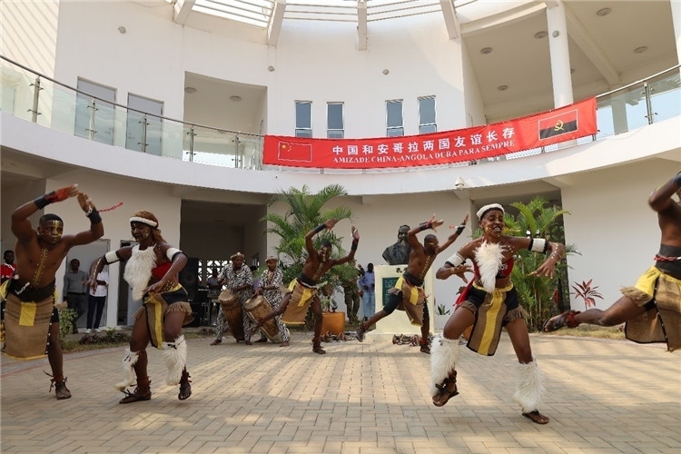 安哥拉民族舞。內(nèi)圖大學(xué)孔子學(xué)院供圖