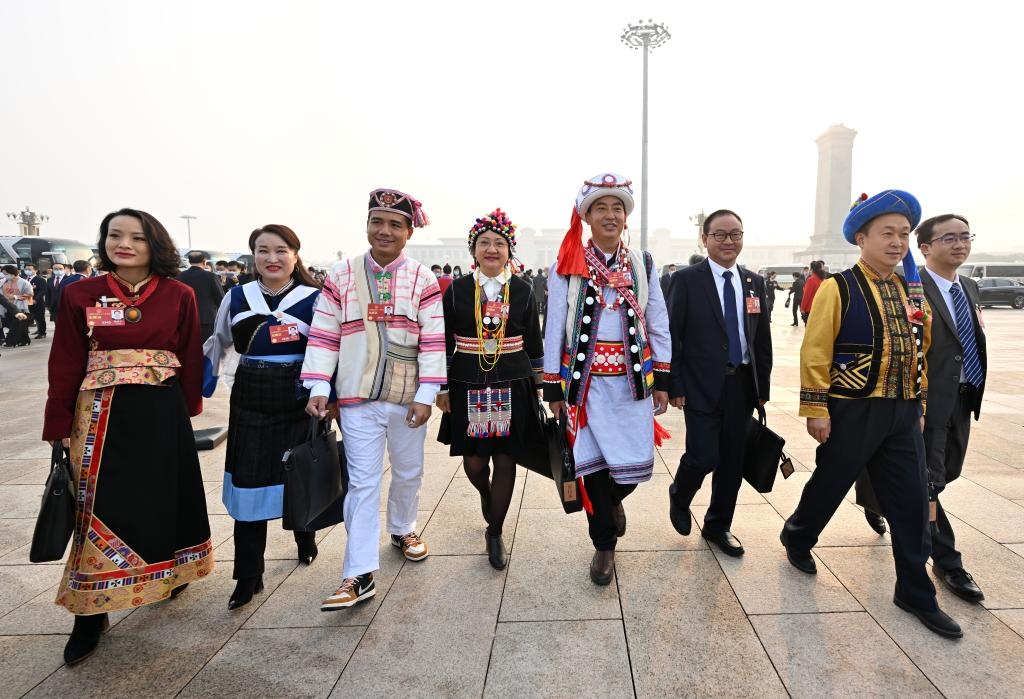 2023年3月5日，第十四屆全國人民代表大會第一次會議在北京人民大會堂開幕。這是全國人大代表走向會場。新華社記者 陳益宸 攝