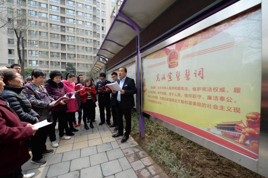 2018年3月20日，陜西寶倫律師事務(wù)所專職律師白銀濤（右一）在西安華遠(yuǎn)君城社區(qū)宣傳憲法知識。新華社記者 李一博 攝