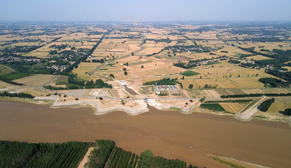 2024年6月19日，位于黃河高青段的馬扎子引黃閘開閘引水（無人機照片）。5月1日至6月18日，山東省累計啟用引黃閘63座，引黃河水量10.06億立方米，保障農(nóng)業(yè)灌溉需求。