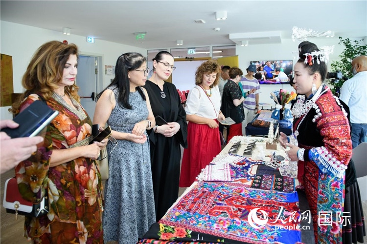 苗族銀器展示。傅永山攝