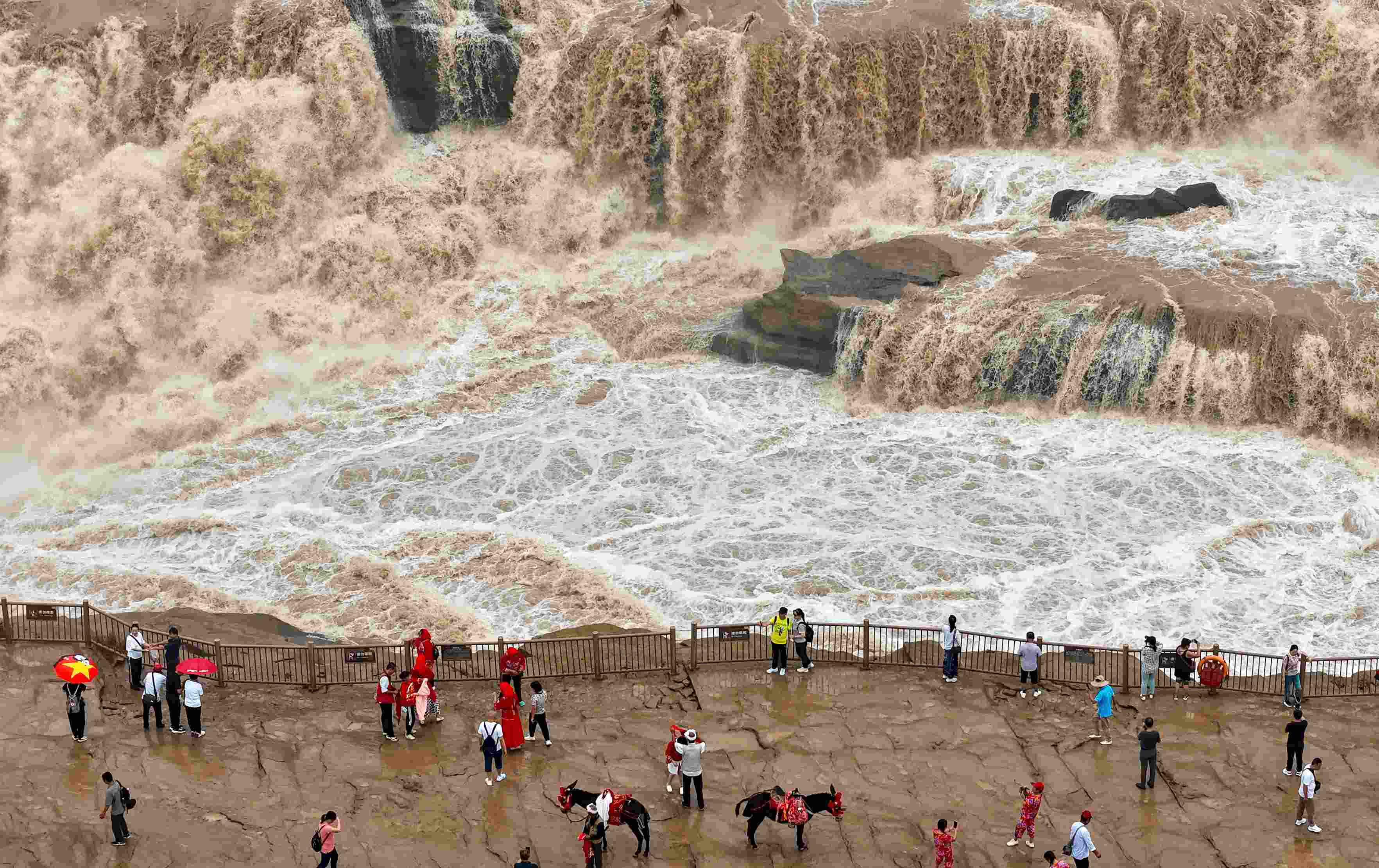 △9月9日，游客在黃河壺口瀑布景區(qū)游覽。