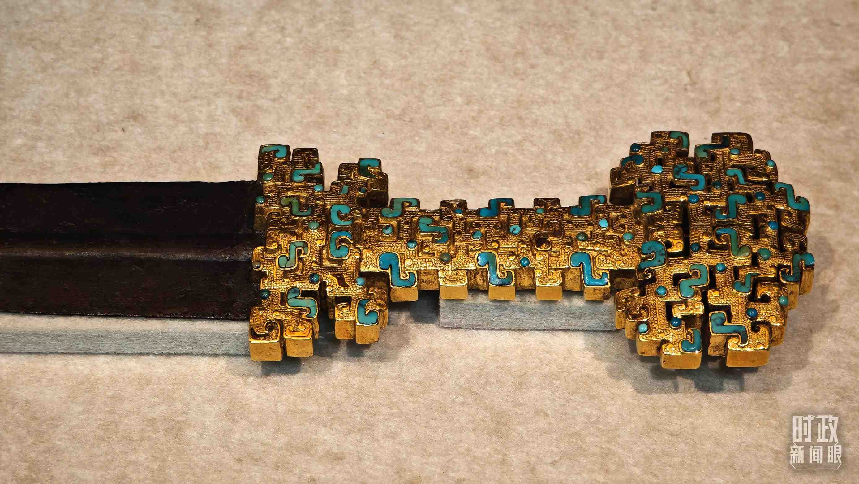 △這是1992年寶雞市益門二號(hào)墓出土的金柄鐵劍，劍柄嵌有綠松石。（總臺(tái)央視記者彭漢明拍攝）