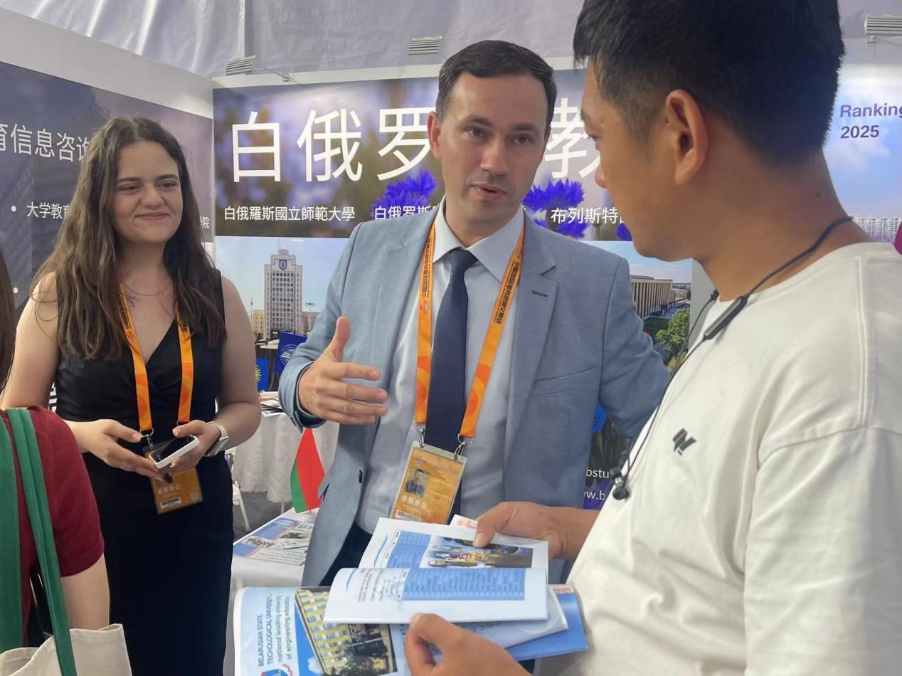 觀眾在展臺(tái)咨詢(xún)。人民網(wǎng)記者 何旭攝