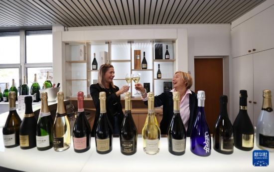 9月13日，在法國蘭斯附近的希尼萊羅斯，人們在佳醍亞總部享用香檳酒。新華社記者 高靜 攝