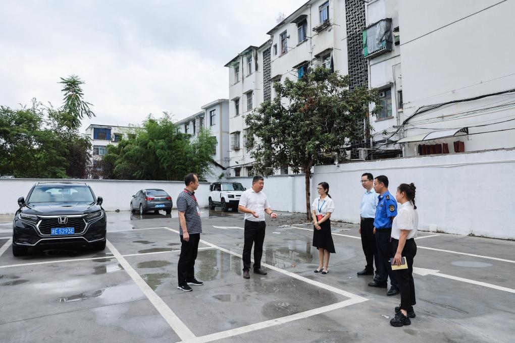 2024年9月11日，在浙江省湖州市，湖州吳興區(qū)人大代表、人大飛英街道工委代表及塔下街社區(qū)代表前往已改建的一處停車場(chǎng)進(jìn)行實(shí)地調(diào)研，監(jiān)督該改建項(xiàng)目的完成情況。新華社記者 徐昱 攝