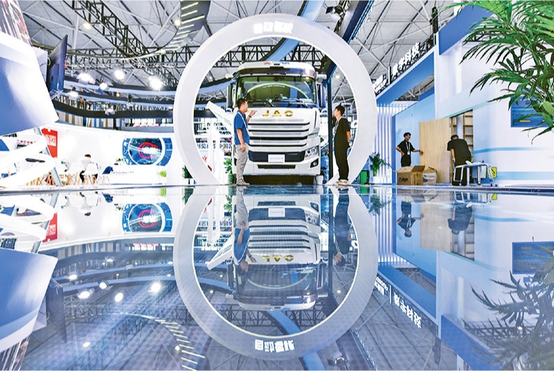 黨的二十屆三中全會提出，加快構(gòu)建促進數(shù)字經(jīng)濟發(fā)展體制機制，完善促進數(shù)字產(chǎn)業(yè)化和產(chǎn)業(yè)數(shù)字化政策體系。2024年8月28日至30日，2024中國國際大數(shù)據(jù)產(chǎn)業(yè)博覽會在貴州貴陽舉辦。圖為工作人員在介紹無人駕駛重型卡車。 新華社記者 楊文斌/攝