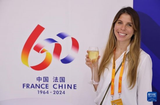 9月12日，工作人員在服貿(mào)會法國國家館展示香檳酒。新華社記者 戚曉毅 攝
