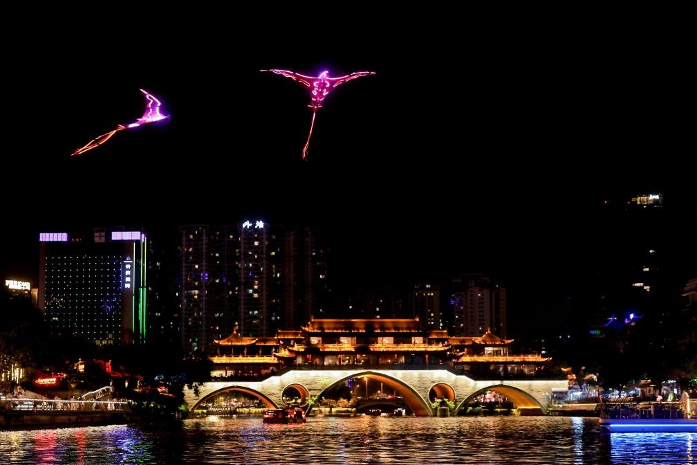 成都“夜游錦江”低空飛行裝置與游船伴飛。（唐斌治 攝）