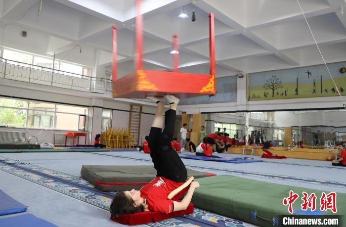 9月13日，美國(guó)雜技學(xué)員杰克正在中國(guó)“雜技之鄉(xiāng)”吳橋練習(xí)“蹬技”。 馬天龍 攝