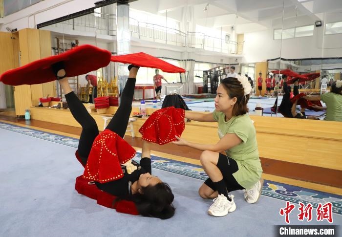 9月13日，來(lái)自老撾的紅姆(右)指導(dǎo)學(xué)員雜技動(dòng)作。 馬天龍 攝