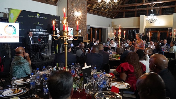 吳大使回答記者提問(wèn)。人民網(wǎng) 劉暢攝