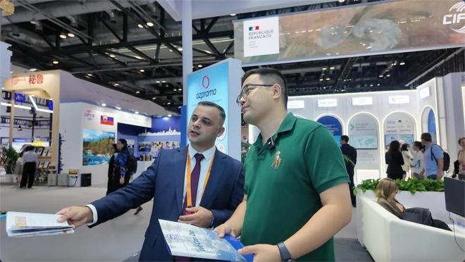 伊和·阿塔里扎德介紹阿塞拜疆產(chǎn)業(yè)園。人民網(wǎng)記者 楊倩攝