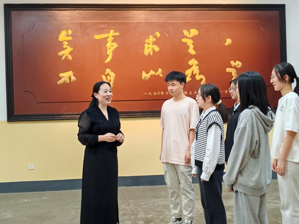 湖南第一師范學(xué)院思政課教師正在為學(xué)生講述紅色校史。（受訪者供圖）