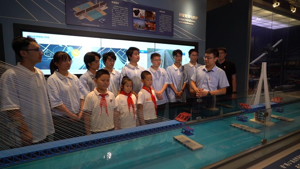 哈爾濱工業(yè)大學(xué)交通學(xué)院教師李順龍?jiān)谥袊鴺蛄翰┪镳^進(jìn)行課程思政與橋梁科普。新華社發(fā)（張潤 攝）