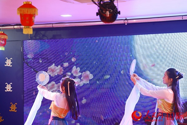 巴西華僑華人表演舞蹈《千里共嬋娟》。人民網(wǎng)記者 陳海琪攝