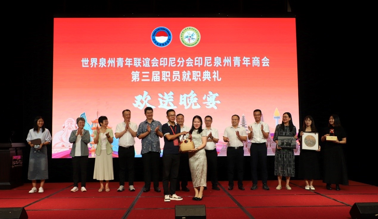 工藝大師們向阿拉扎大學(xué)孔子學(xué)院捐贈手工藝術(shù)品。阿拉扎大學(xué)孔子學(xué)院供圖