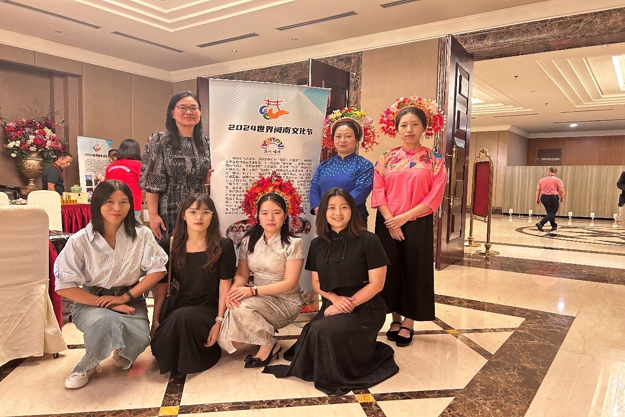 阿拉扎大學(xué)孔子學(xué)院老師和簪花圍傳承人合影。阿拉扎大學(xué)孔子學(xué)院供圖