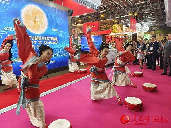 “你好！中國”展臺開幕式上的中國傳統(tǒng)舞蹈表演。人民網(wǎng)記者 尚凱元攝