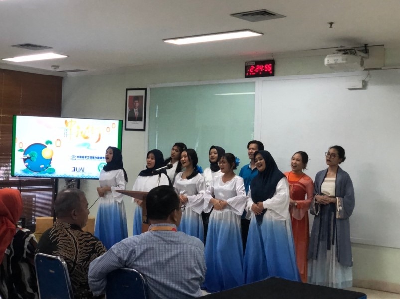 阿拉扎大學中文系學生演唱中文歌曲?；顒又鬓k方供圖