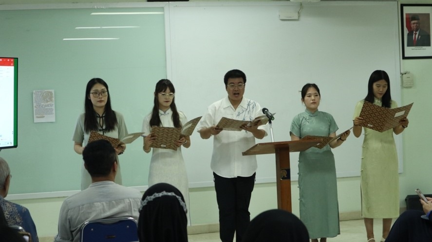 阿拉扎大學孔子學院志愿者教師表演詩朗誦。活動主辦方供圖