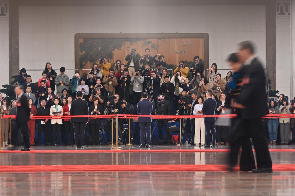 2024年3月10日，全國政協(xié)十四屆二次會議第三場“委員通道”集體采訪活動在北京人民大會堂舉行。新華社記者 宋為偉 攝