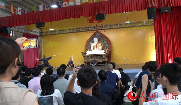 日本少林寺拳法青年代表團(tuán)觀看少林拳表演。人民網(wǎng)記者 張麗婭攝