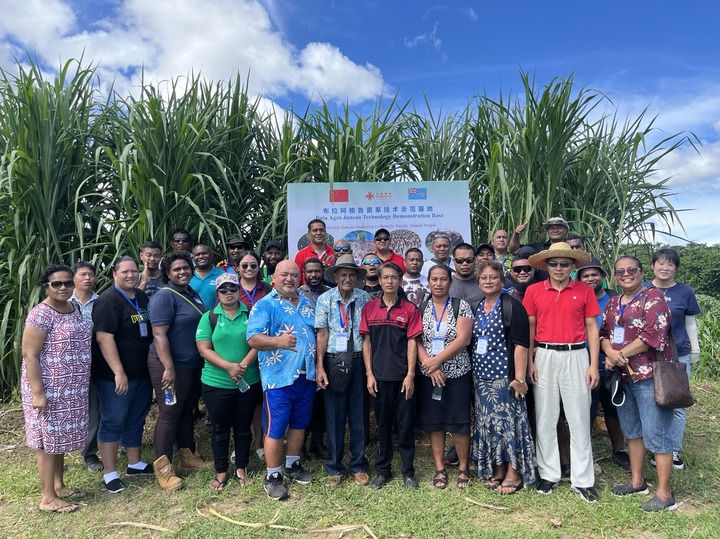 2024年2月28日，來(lái)自巴布亞新幾內(nèi)亞、湯加、庫(kù)克群島、薩摩亞、瑙魯?shù)葒?guó)家的“太平洋島國(guó)菌草技術(shù)培訓(xùn)班”學(xué)員在斐濟(jì)布拉阿格魯菌草技術(shù)示范基地合影。新華社發(fā)（中國(guó)援斐濟(jì)菌草技術(shù)示范中心供圖）