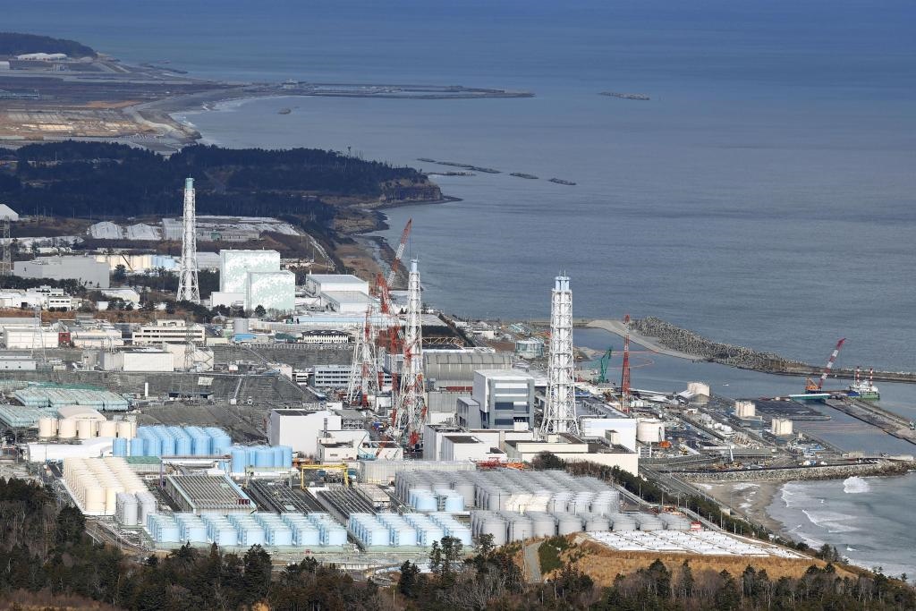 這是2021年1月8日拍攝的日本福島第一核電站和核污水儲水罐。（新華社/共同社）
