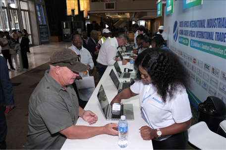 客商現(xiàn)場注冊參觀展會。主辦方供圖