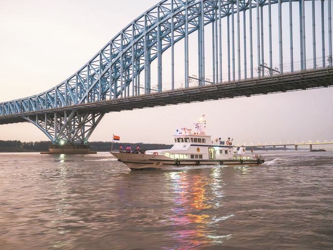 8月12日，長(zhǎng)江航運(yùn)公安局南京分局組織民警輔警駕乘警用巡邏船在轄區(qū)水域開展巡邏檢查。江寧攝