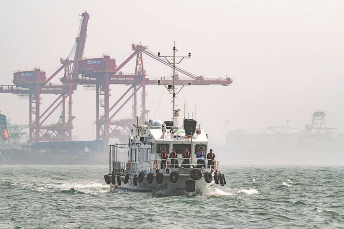 ?7月5日，秦皇島出入境邊防檢查站聯(lián)合秦皇島市公安局水陸巡特警支隊(duì)開展海上聯(lián)合巡航。陳凈萱攝