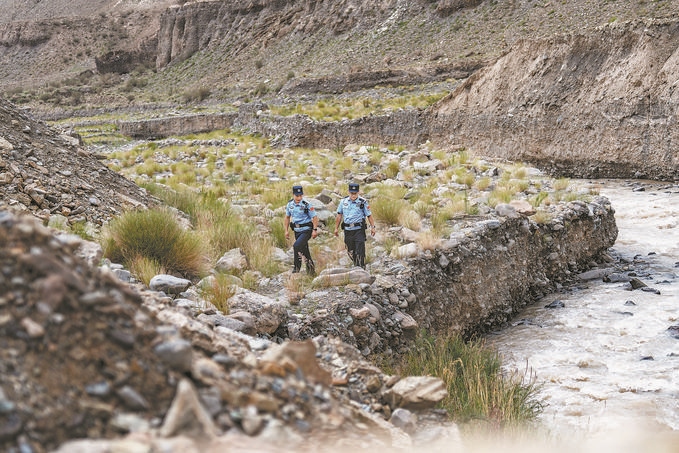 7月19日，新疆邊檢總站克州邊境管理支隊(duì)康蘇邊境檢查站民警輔警來(lái)到轄區(qū)烏恰縣康蘇水庫(kù)開展巡邏。明懿攝