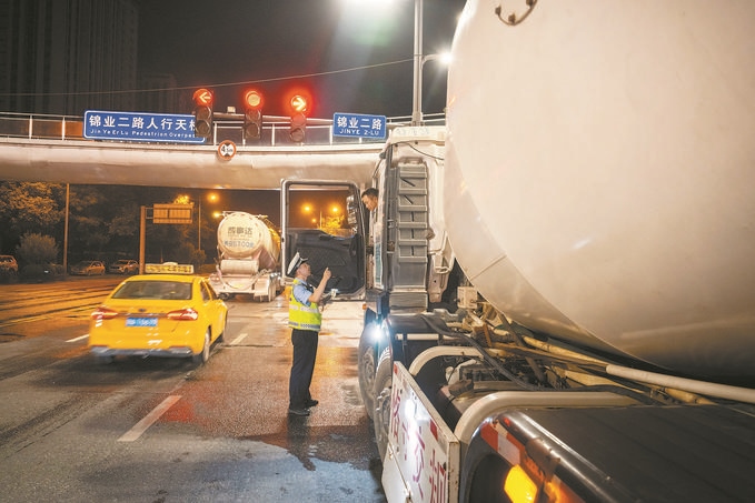 7月25日，陜西省西安市公安局交警支隊(duì)開展全市中重型貨車及面包車違法異地互查整治行動(dòng)。孫崇明攝