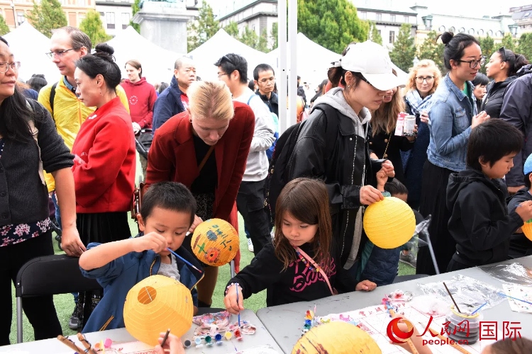 小朋友參加燈籠繪畫體驗(yàn)。人民網(wǎng)記者 殷淼攝