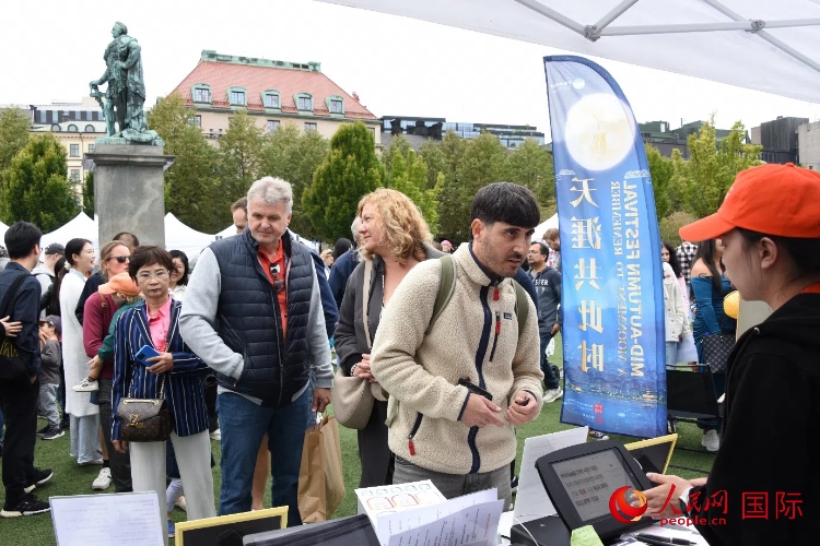 排隊(duì)等候品嘗中國美食的游客。人民網(wǎng)記者 殷淼攝