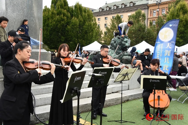 上海愛樂樂團(tuán)“快閃”活動一瞥。人民網(wǎng)記者 殷淼攝