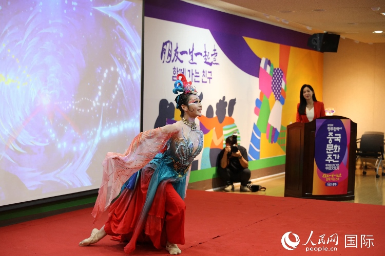 中國(guó)演員在中國(guó)文化周開(kāi)幕式上表演舞蹈。人民網(wǎng)記者 莽九晨攝