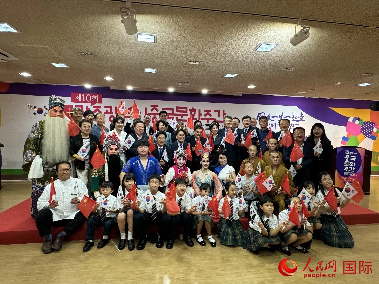 中韓雙方嘉賓和演員在中國(guó)文化周開(kāi)幕式上合影留念。人民網(wǎng)記者 莽九晨攝