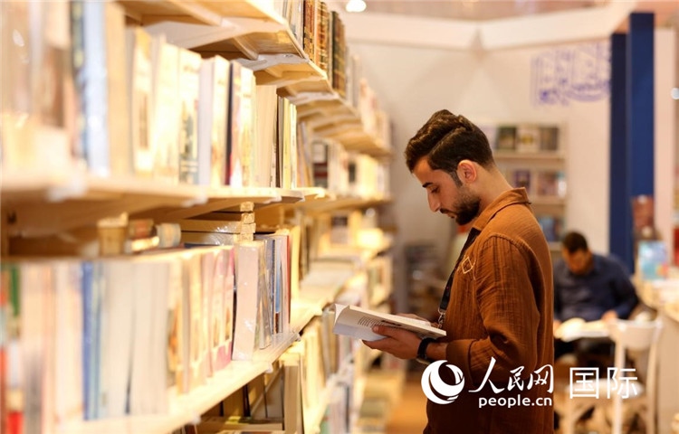 一位民眾在讀書。人民網(wǎng)中東中心分社奧馬爾·哈利勒攝